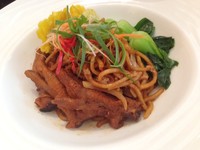 Untuk menu tradisional atau peranakan terdapat Bakmi dengan Pangsit. Pelengkapnya berupa Tim Ceker Ayam.