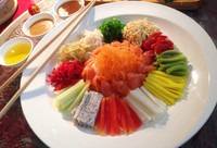 Tahun Baru Imlek tidak sempurna tanpa Yee Shang. Restoran menyediakan Modern Yee Shang aneka warna dengan susunan buah segar, manisan, sayuran dan ikan.