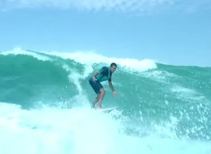 Super Keren! Surfer Buta Keliling Dunia untuk Berselancar