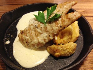 Naches: Di Sini Bisa Makan Ayam Panggang Saus Keju Sambil Menikmati Live Music