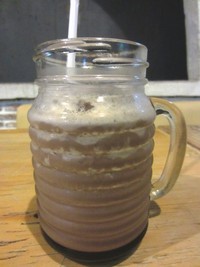 Creamy Choco Milk jadi susu favorit di sini. Disajikan dalam mason jar bening, susu ini terasa manis lembut.