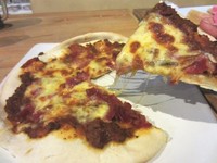Penyuka pizza bisa memuaskan selera dengan Meat Lover Pizza. Lelehan keju mozarella, daging cincang, dan daging asap jadi topping roti bundar ini.