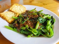 Kangkung renyah sangat nikmat disantap dengan siraman bumbu petis. Jangan lupa santap dengan tahu goreng. Nyam!