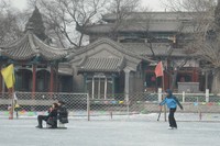 Shichahai merupakan kawasan kuno di pusat Kota Beijing, yang terdiri dari bangunan kuno, gang-gang sempit dan danau. Di musim panas, turis bisa menyusuri danau naik perahu, tapi di musim dingin danau akan membeku dan biasanya dipakai untuk ice skating (Kurnia/detikTravel)