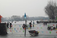 Danau beku di Shichahai ini menjadi salah satu lokasi ice skating yang ramai dikunjungi turis lokal dan mancanegara. Selain tempatnya luas, sambil ice skating di sini turis juga bisa melihat suasana kota tua Beijing (Kurnia/detikTravel)