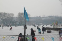 Main skating di danau beku itu memang asyik. Namun traveler tetap harus berhati-hati, apalagi jika sudah mendekati musim semi. Jangan melintas ke area danau permukaannya mulai meleleh (Kurnia/detikTravel)