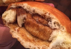 Nyam! Donat Ini Isinya Cinnamon Roll!
