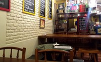 Tempat makan yang terletak di Jalan Jatimurni, Pasar Minggu ini agak menjorok ke dalam. Ruangannya diterangi dengan lampu temaram yang memberi kesan hangat.