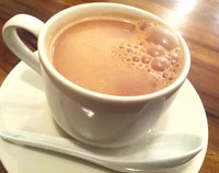 Salah satu minuman andalan di Kedai Ina adalah Teh Tarik. Dengan harga Rp 18.000, Anda sudah bisa mencicipi teh tarik spesial yang kelat manis ini.