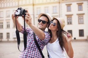 Kisah Mereka yang Traveling Demi Mencari Cinta