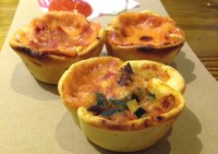 Pizza Cupcakes terdiri dari varian Americana, Vegetariana dan Margherita. Kulit pizza cupcakes terasa renyah layaknya pie. Isian topping pizza bersaus kental.