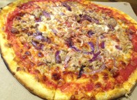 Pizza Tonno berisi campuran saus tomat, suwiran tuna dan bawang bombay merah. Karena memakai wood-fired oven, aroma adonan pizza terasa khas. Isiannya lebih dominan citarasa asam tomat.