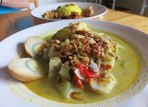 Gurih Mengenyangkan Lontong Cap Go Meh Bersayur Lodeh