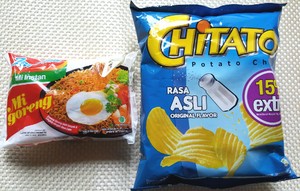 Bagaimana Rasa Paduan Chitato dan Indomie Goreng?