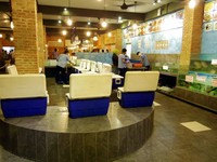 Kampoeng Dermaga Seafood yang berlokasi di Depok ini punya area pasar ikan yang memungkinkan pembeli memilih sendiri seafood yang akan dimakannya.