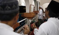 Para jemaah mengerubungi makam keramat habib Asyatiri