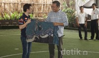Menpora Imam Nahrawi memberikan kain batik.
