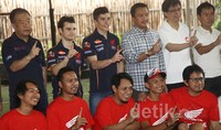 Berfoto bersama sebelum mulai bertanding