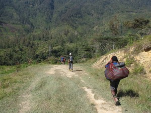 Papua, Jalan Kaki dan Sepakbola