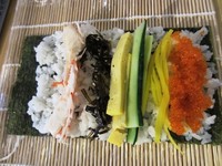 Isian Maki Mono yang dibuat chef Uki sangat beragam. Ada udang rebus, kombu, tamago, timun Jepang, acar lobak, dan tobiko.