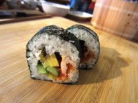 Maki Mono merupakan jenis sushi tradisional dengan nori di luar dan nasi di dalam.