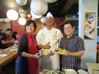Di akhir acara, peserta berfoto bersama chef Uki sambil menunjukkan sushi buatan sendiri.