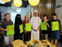 Kelima peserta yang beruntung mendapat merchandise dari detikFood.
