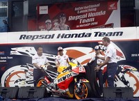 Kedua pebalap menyibak sepeda motor mereka bersama Executive Vice President Honda Racing Corporation, Shuhei Nakamoto, dan Team Principal / Communications and Marketing Director, Livio Suppo.