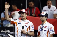 Lambaian tangan rider Honda kepada fans Indonesia di Sentul. Apakah di musim ini Marquez akan kembali berjaya? Akankah Pedrosa bisa menjadikan dirinya juara dunia? Kita tunggu saja.