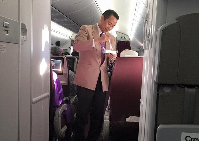 Pramugara yang Menyuapi Penumpang Tua Ramai di Internet