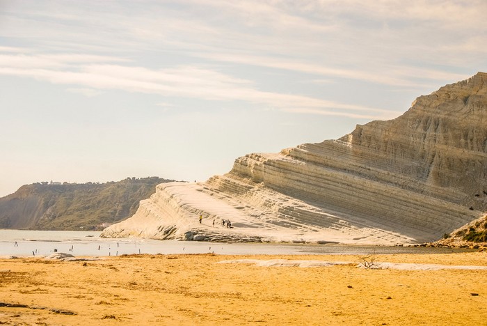 Tebing di Italia yang Tampak Seperti Tangga