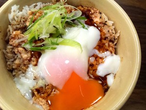 Donburi Ichiya: Gurihnya Salmon Aburi Don Plus Tamago