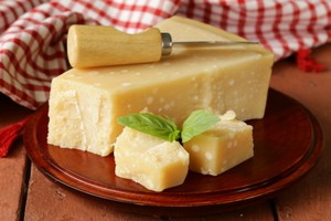 Keju Parmesan Palsu Ini Dibuat dari Bubur Kayu
