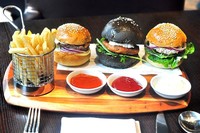 Tiga burger ini menjadi sajian spesial di Bacchus Bar. Tak akan merasa bersalah, Burgers Platter ini terbuat dari bahan yang menyehatkan. Diantaranya ada patty dari terung