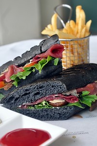 Panino Bersaola, dengan bun hitam yang berasal dari charcoal. Hidangan ini nampaknya enak jika dinikmati sambil menyesap wine sambil nongkrong cantik bersama teman-teman.