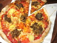 Buat Anda yang mencintai citarasa lokal, Rendang Pan Pizza ini cocok jadi pilihan. Daging rendangnya gurih dengan lumuran keju leleh di atasnya.