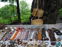 Selain dari biji-bijian, Suku Abui juga menjual aksesoris dari manik-manik aneka warna. Tas yang dipakai untuk menaruh pinang, serta kain tenun ikut dijual pula (Kurnia/detikTravel)