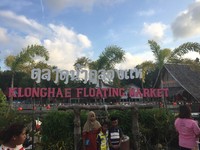 Masyarakat setempat paling suka menghabiskan sore hari dengan datang ke sini. Dari anak-anak sampai orang tua, mereka semua belanja. Termasuk juga, para turis yang datang (Septi/detikTravel)
