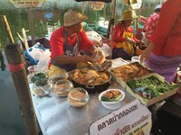 Jajanan yang ditawarkan di atas perahu kecil bermacam-macam. Dari seafood kukus, ayam goreng, Pad Thai, hingga minuman segar dan es krim kelapa yang sangat enak (Septi/detikTravel)