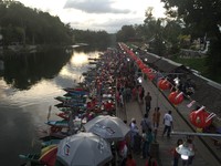 Beginilah penampakan Klonghae Floating Market dari atas. Yang di perahu, hanya menjajakan makanan. Di sekitar sungainya, ada pula yang menjajakan berbagai macam oleh-oleh dari tas, sepatu dan kaos (Septi/detikTravel)