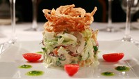 Ruths Chop Salad dibuat dari irisan iceberg lettuce, baby spinach, radicchio, red onion, jamur, zaitun, beef bacon, telur, bleu cheese, dan crispy onions. Salad lalu dinikmati dengan kucuran jeruk lemon yang asam segar.