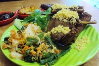 Bebek kremes disajikan dengan urap sayuran yang renyah. Jangan lupa makin mantap disantap dengan sambal ijo dan merah yang pedas.