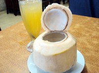 Segarkan tenggorokan dengan es kelapa muda dan es jeruk yang asam manis. Mantap!