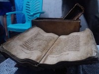 Tahun 1982 kebakaran terjadi di rumah yang menyimpan Al Quran kulit kayu. Semua barang ludes kecuali kitab suci tersebut (Kurnia/detikTravel)