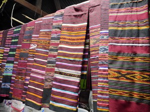 Tempat Belanja Oleh-oleh Kain Tenun Lengkap di Alor