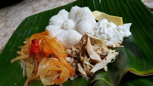 Nasi Gurih Berlauk Komplet yang Mengenyangkan