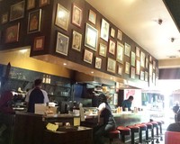 Desain restoran sangat bergaya Amerika, didominasi warna hangat dengan countertop panjang dari bagian depan restoran. Potret selebriti Hollywood pun terpampang di tiap dindingnya.