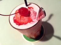 Rasanya tak lengkap jika tidak mencicipi minuman khas Amerika di restoran ini. Strawberry Milkshake adalah susu strawberry dengan es krim strawberry di tengahnya.