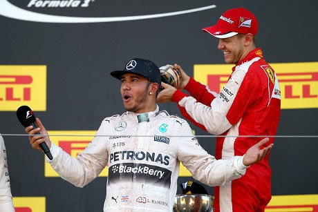 Hamilton Tertawakan Komentar Vettel Terkait Dominasi