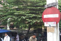 Gang Selot terletak persis di damping kompleks SMP Negeri 1 Bogor. Gang ini dipenuhi penjaja makanan yang kini ditata rapi oleh Pemerintah Kota Bogor (Wahyu/detikTravel)